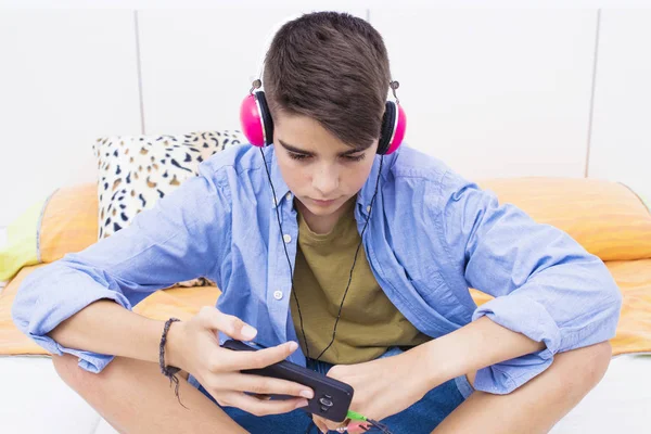 Adolescent Garçon Avec Téléphone Portable Écouteurs Écouter Musique — Photo
