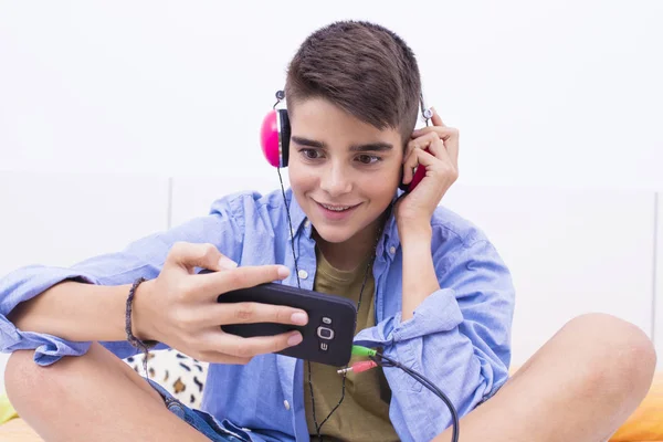 Tiener Met Mobiele Telefoon Hoofdtelefoon Luisteren Naar Muziek — Stockfoto