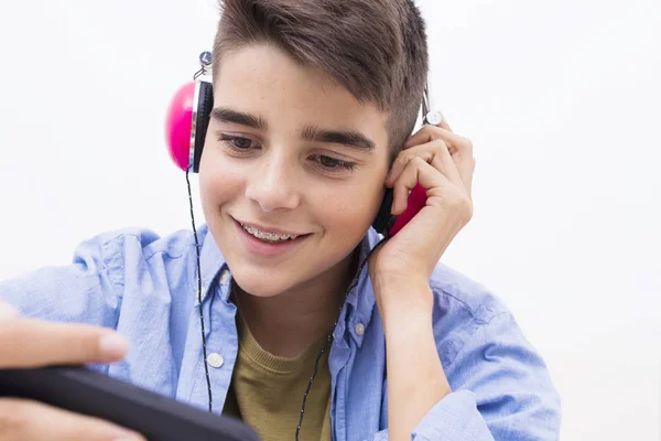 携帯電話とヘッドフォンの音楽を聴くと 代の少年 — ストック写真