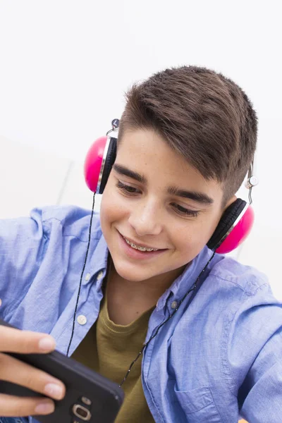 Ung Tonåring Med Mobiltelefon Lyssnar Musik Eller Spelar — Stockfoto