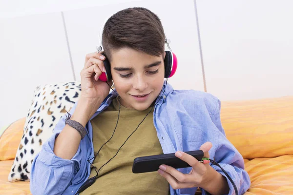 Jeune Adolescent Avec Téléphone Portable Écoutant Musique Jouant — Photo