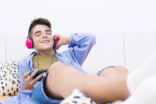Adolescente Joven Con Teléfono Móvil Escuchando Música Tocando —  Fotos de Stock