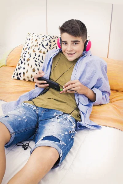 Niño Habitación Escuchando Música Con Teléfono Móvil — Foto de Stock