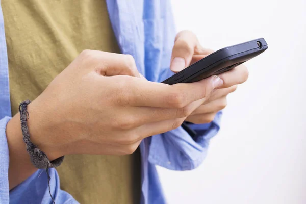 Manos Del Adolescente Con Teléfono Móvil — Foto de Stock