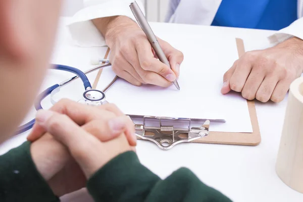 Médico Consulta Con Paciente Atención Sanitaria Salud —  Fotos de Stock