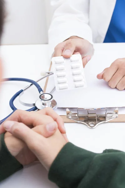 Médico Consulta Con Paciente Atención Sanitaria Salud —  Fotos de Stock