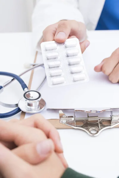 Médico Tratamiento Consulta Con Medicamentos —  Fotos de Stock