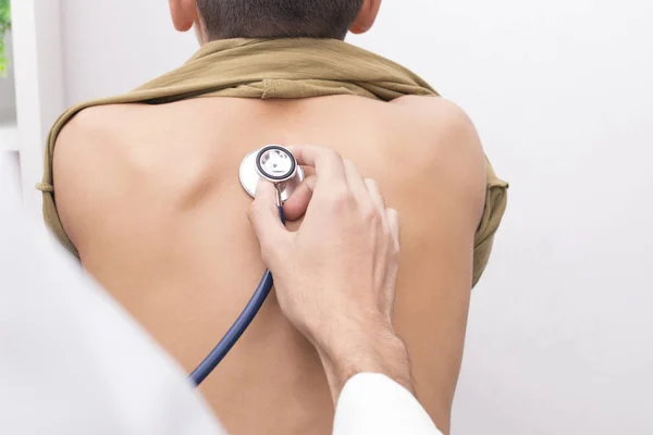 Mano Del Médico Escuchando Paciente Con Estetoscopio —  Fotos de Stock