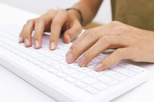 Mãos Teclado Computador — Fotografia de Stock