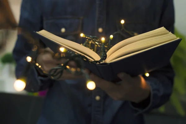 Livre Ouvert Dans Les Mains Avec Les Lumières Noël — Photo