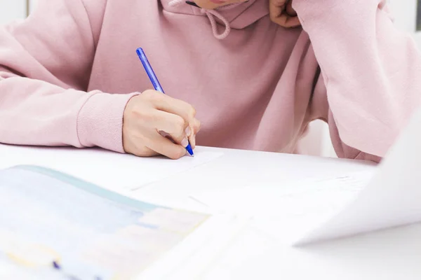 Mani Del Bambino Che Scrivono Scuola — Foto Stock