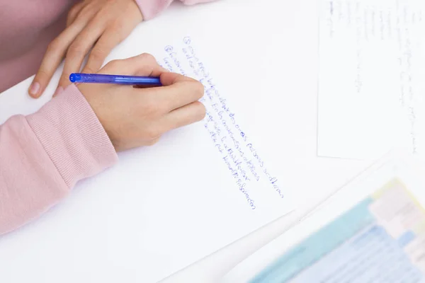 Main Enfant Étudiant Écrivant Sur Bureau École Maison — Photo