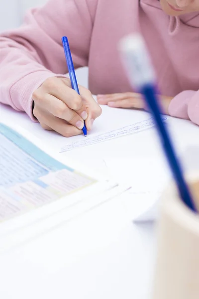 Mão Criança Estudando Escrevendo Mesa Escola Casa — Fotografia de Stock