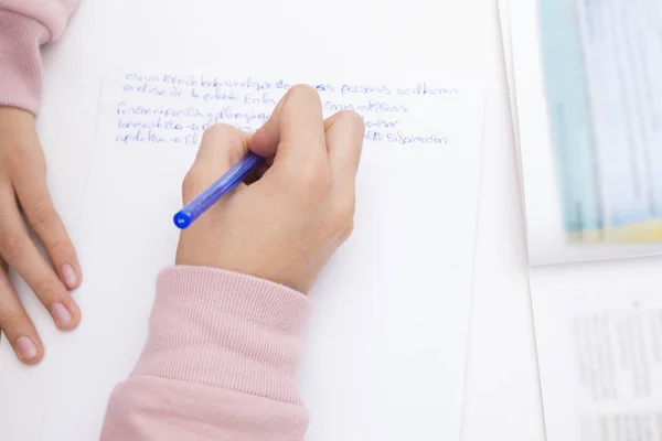 孩子的手学习和写作在学校书桌或家 — 图库照片