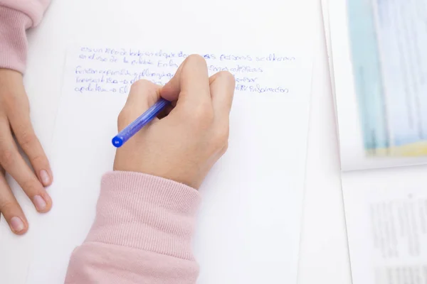 Mano Del Bambino Studiare Scrivere Sulla Scrivania Della Scuola Casa — Foto Stock