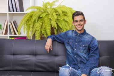 ev veya ofis kanepede oturan genç moda