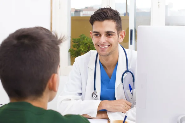 Médico Con Paciente Consulta — Foto de Stock