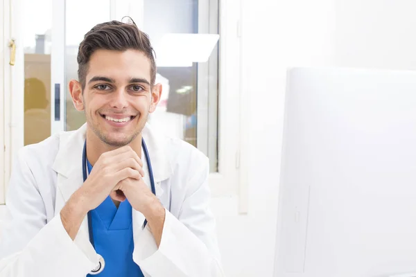Arzt Lächelt Der Arztsprechstunde — Stockfoto