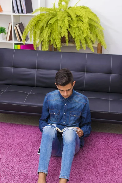 Joven Leyendo Sofá Del Apartamento — Foto de Stock