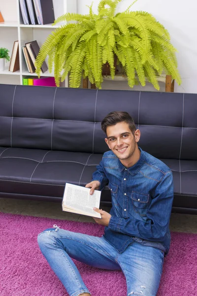 Young Man Reading Couch Apartment — Stock Photo, Image