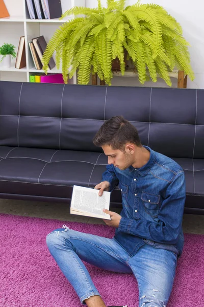 Young Man Reading Couch Apartment — Stock Photo, Image