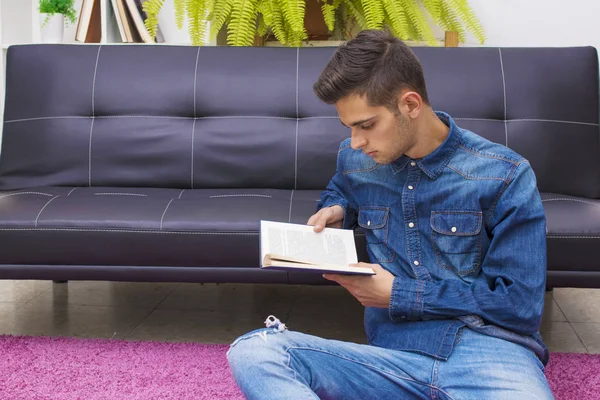 Young Man Reading Couch Apartment — Stock Photo, Image