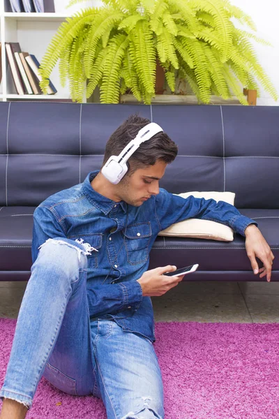 Jeune Adolescent Avec Téléphone Portable Écouteurs Maison — Photo