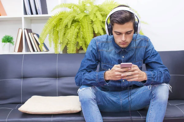 Écouter Musique Avec Téléphone Portable Écouteurs Maison — Photo