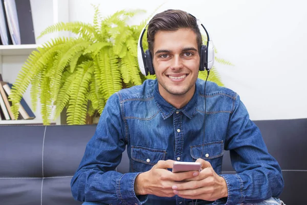 Luisteren Naar Muziek Met Mobiele Telefoon Hoofdtelefoon Thuis — Stockfoto