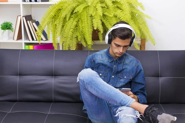 Jeune Homme Écoutant Musique Maison Salon Avec Téléphone Écouteurs — Photo