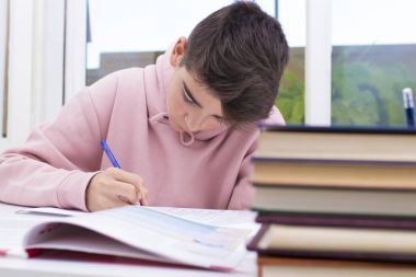 çocuk öğrenci yazma ev veya okulda masanın üstüne