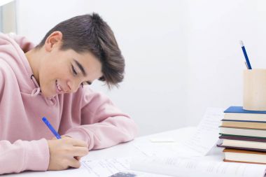 yazma ve Masası'nı okuyan çocuk