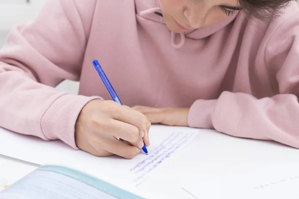 Mão Criança Estudando Escrevendo Mesa Escola Casa — Fotografia de Stock