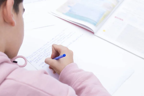 Schüler Schreiben Hause Oder Auf Der Schulbank — Stockfoto