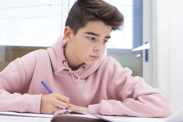 Çocuk Öğrenci Yazma Veya Okulda Masanın Üstüne — Stok fotoğraf