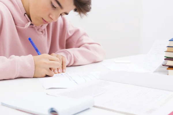 Criança Escrevendo Estudando Mesa — Fotografia de Stock