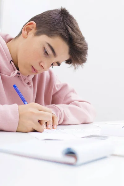 Criança Escrevendo Estudando Mesa — Fotografia de Stock