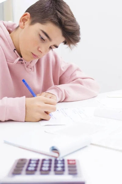 Kind Schrijven Studeren Aan Balie — Stockfoto