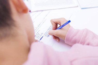 çocuk okulda yazma el closeup