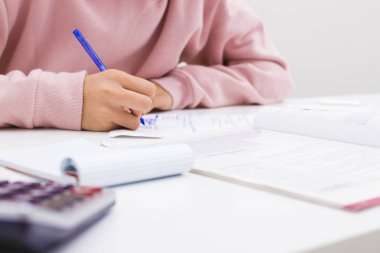 çocuk okulda yazma el closeup