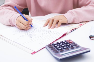 öğrenci el hesap makinesi, evde veya okulda ile yazma