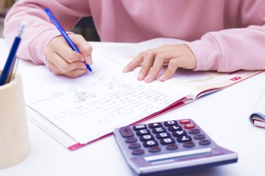 öğrenci el hesap makinesi, evde veya okulda ile yazma