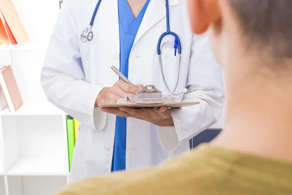 Médico Família Com Paciente Consulta — Fotografia de Stock