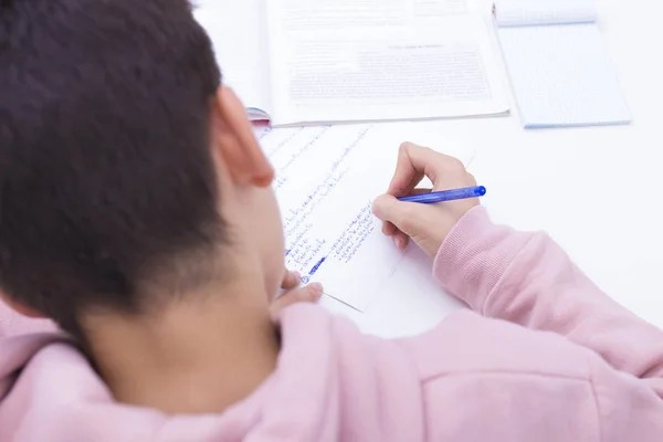 Primo Piano Della Mano Del Bambino Che Scrive Nella Scuola — Foto Stock