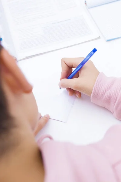 Nahaufnahme Der Hand Des Kindes Das Der Schule Schreibt — Stockfoto