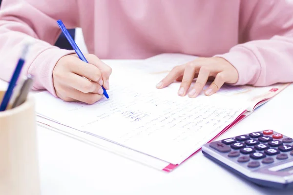 Escrita Mão Estudante Com Calculadora Casa Escola — Fotografia de Stock