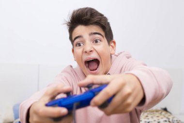 oyun joystick ile oynayan çocuk