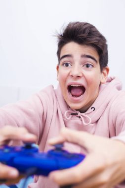 oyun joystick ile oynayan çocuk