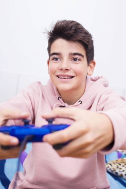 oyun joystick ile oynayan çocuk