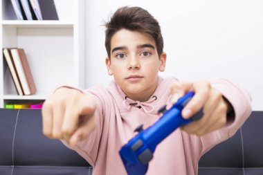 Çocuk oyun oynarken joystick ile